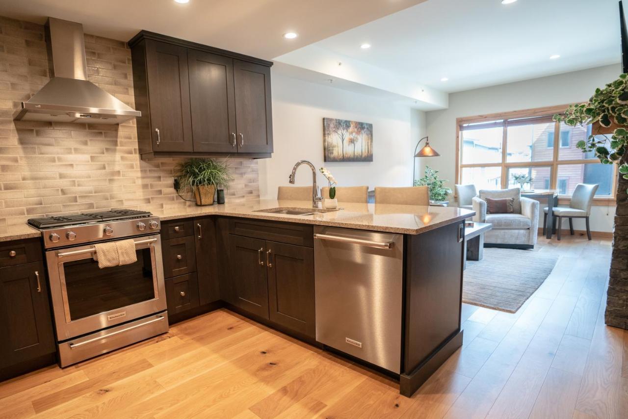 Spring Creek Luxury King One Bedroom At White Spruce Lodge Canmore Exterior foto