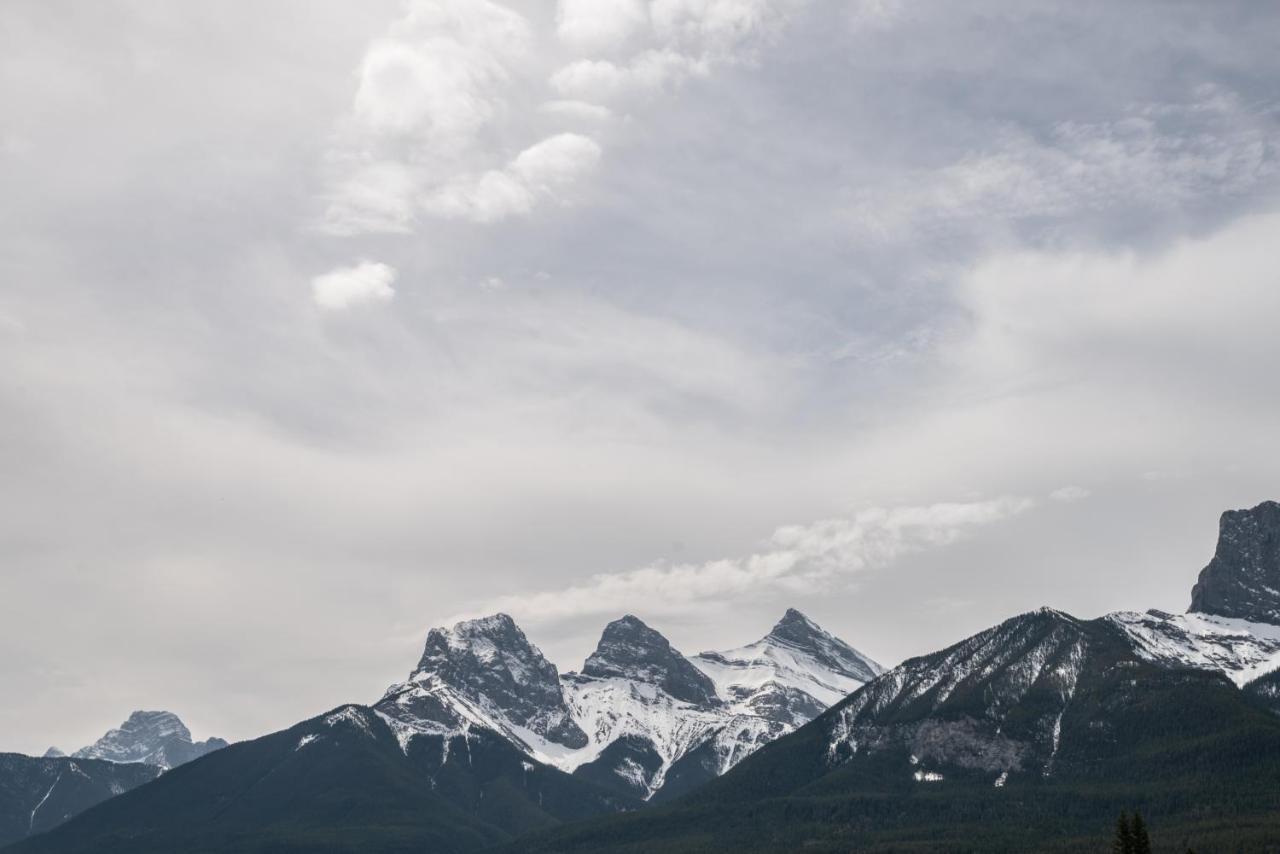 Spring Creek Luxury King One Bedroom At White Spruce Lodge Canmore Exterior foto