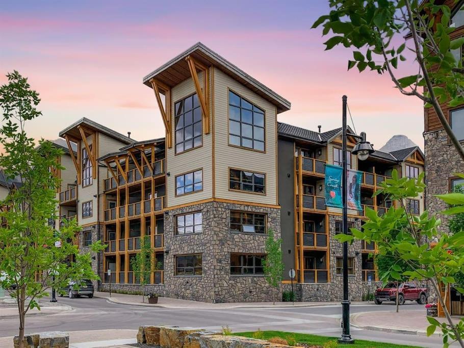 Spring Creek Luxury King One Bedroom At White Spruce Lodge Canmore Exterior foto