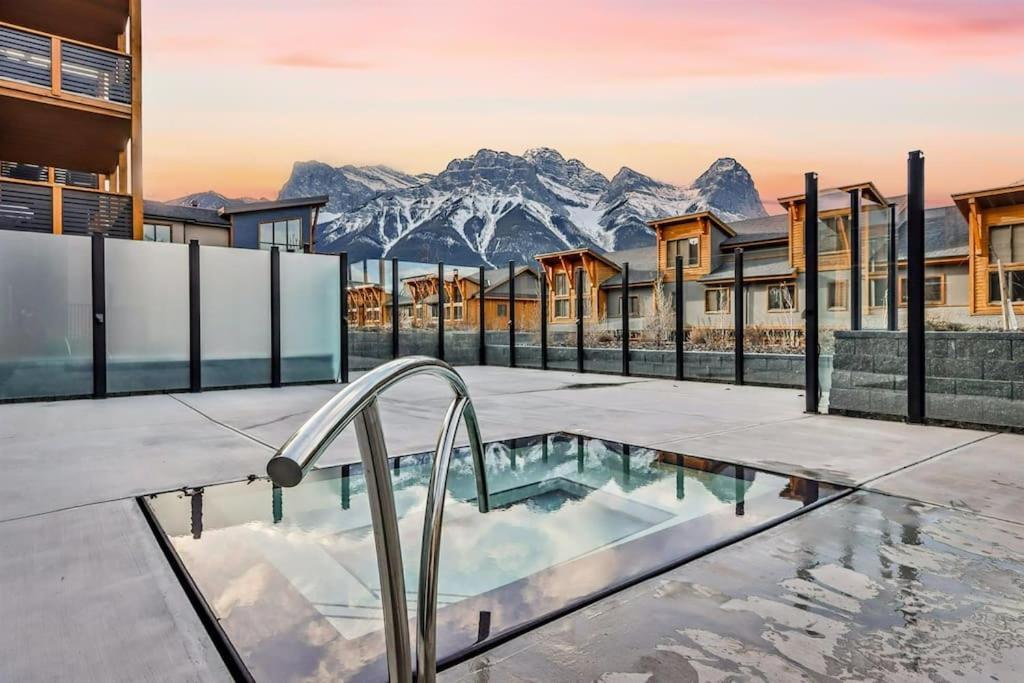 Spring Creek Luxury King One Bedroom At White Spruce Lodge Canmore Exterior foto
