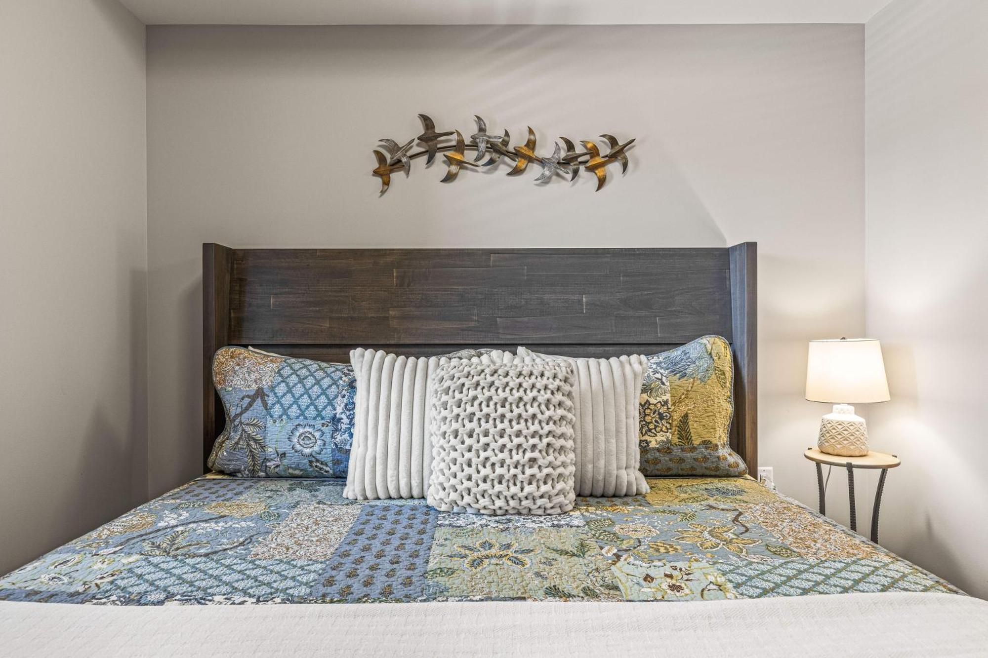 Spring Creek Luxury King One Bedroom At White Spruce Lodge Canmore Exterior foto