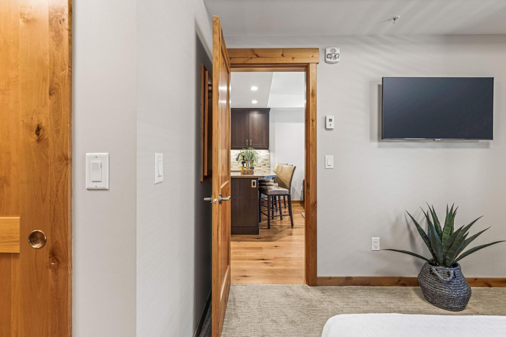 Spring Creek Luxury King One Bedroom At White Spruce Lodge Canmore Exterior foto