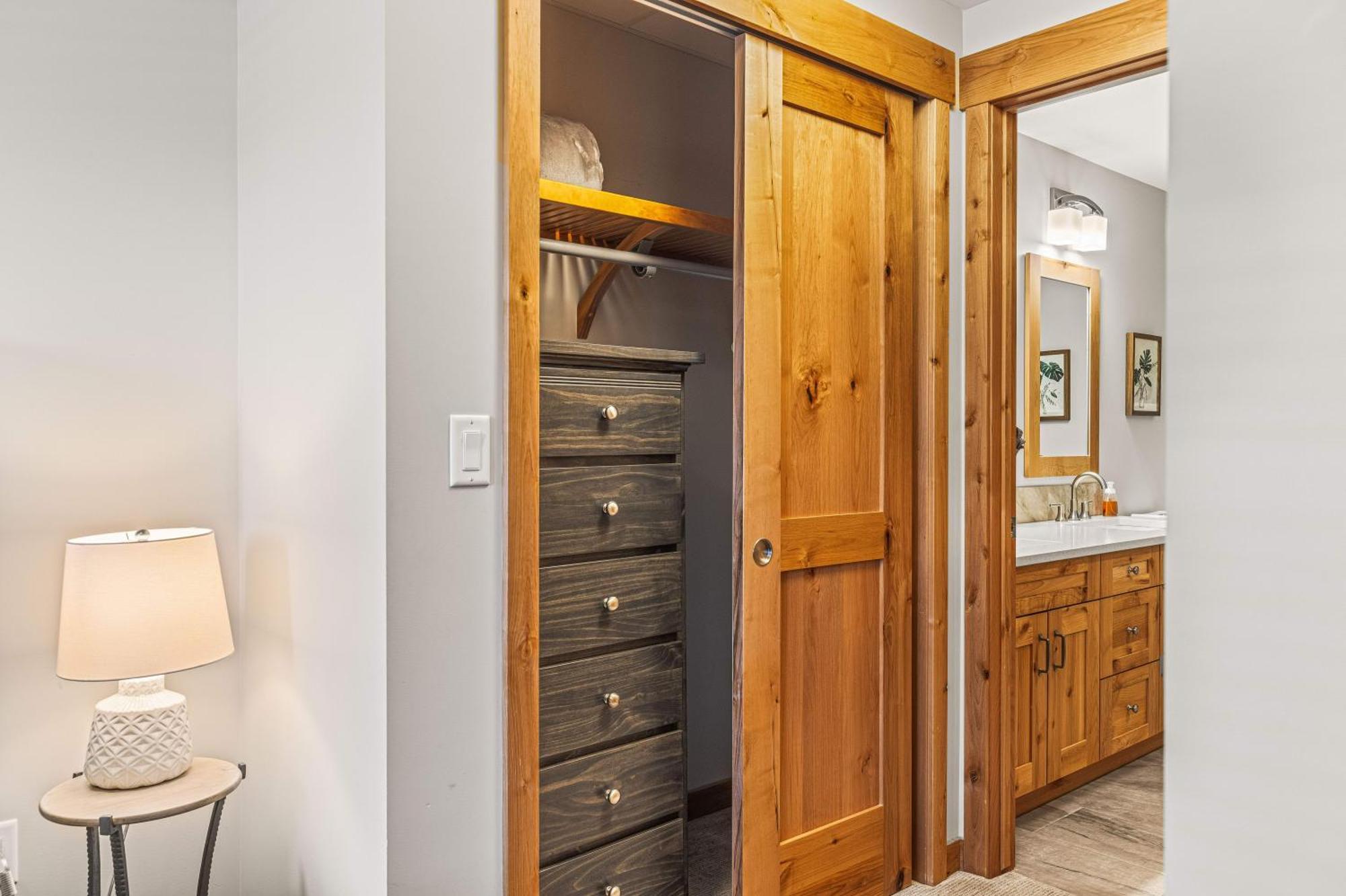 Spring Creek Luxury King One Bedroom At White Spruce Lodge Canmore Exterior foto