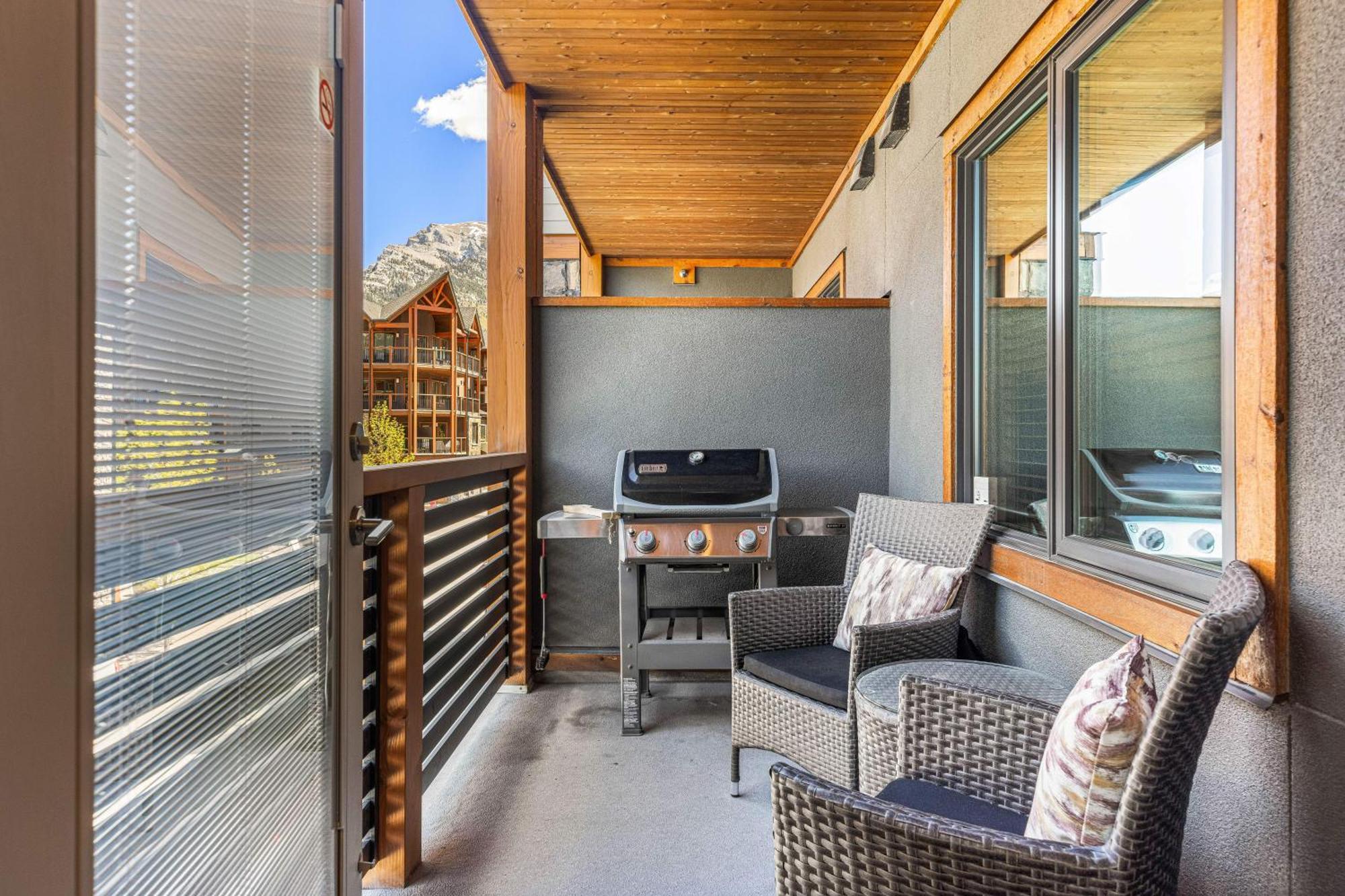 Spring Creek Luxury King One Bedroom At White Spruce Lodge Canmore Exterior foto