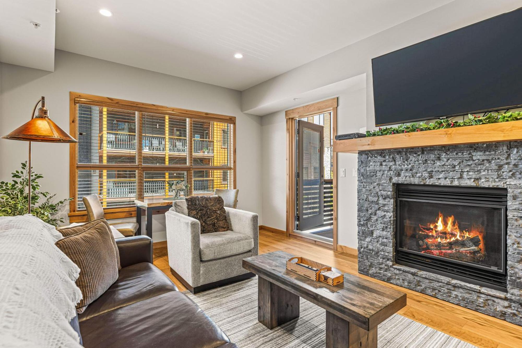 Spring Creek Luxury King One Bedroom At White Spruce Lodge Canmore Exterior foto