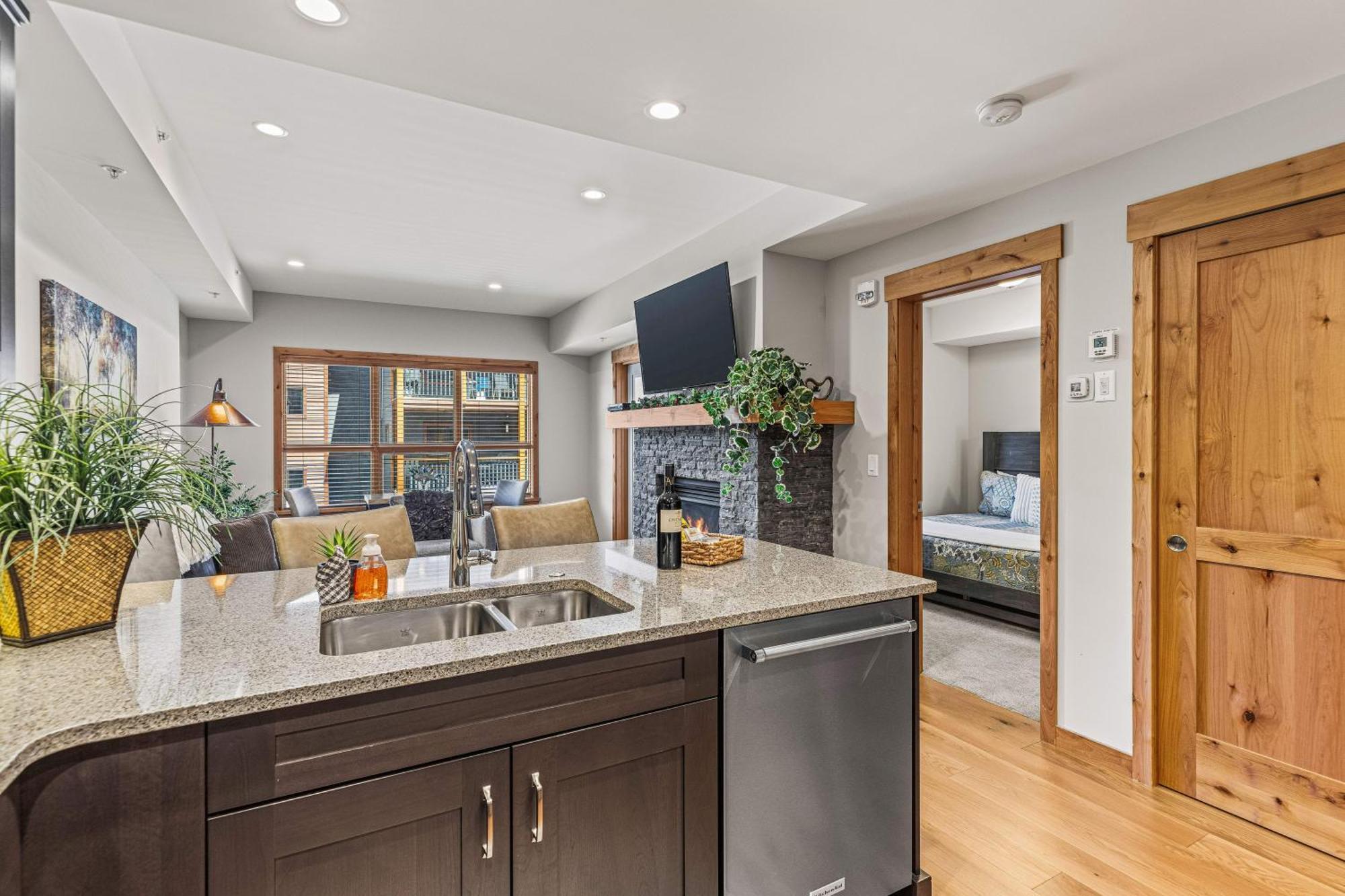 Spring Creek Luxury King One Bedroom At White Spruce Lodge Canmore Exterior foto