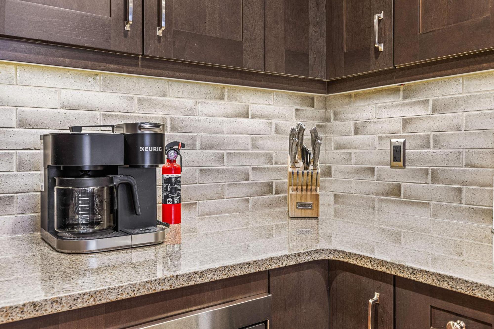 Spring Creek Luxury King One Bedroom At White Spruce Lodge Canmore Exterior foto