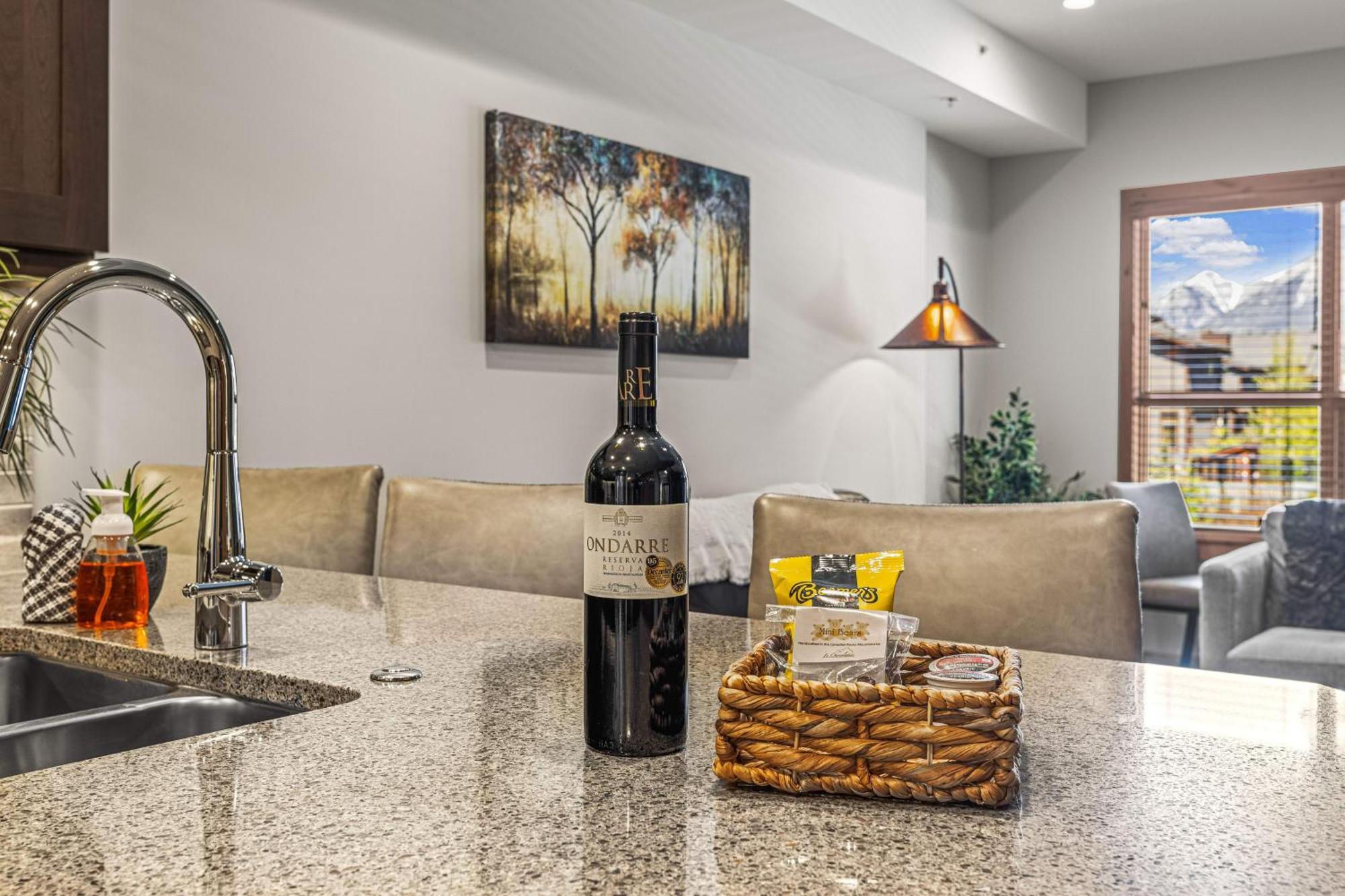 Spring Creek Luxury King One Bedroom At White Spruce Lodge Canmore Exterior foto