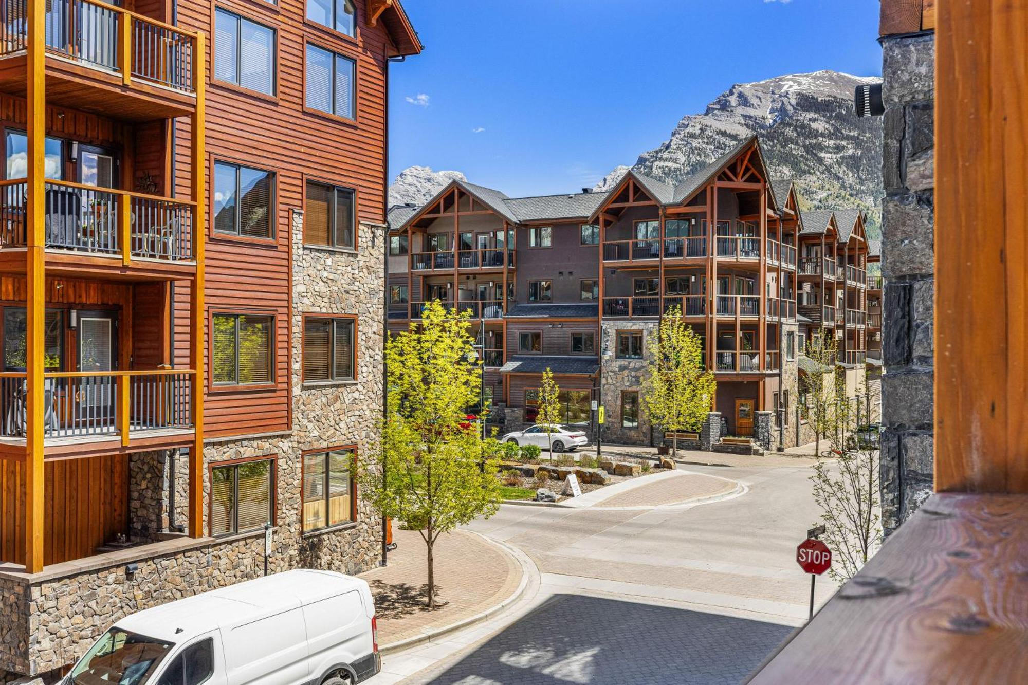 Spring Creek Luxury King One Bedroom At White Spruce Lodge Canmore Exterior foto
